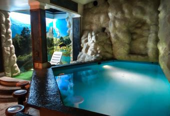 El Gran Marques Hotel/Motel has rooms with a private hot tub