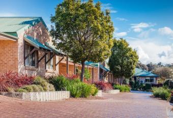 Quality Apartments Banksia Albany has rooms with a private hot tub