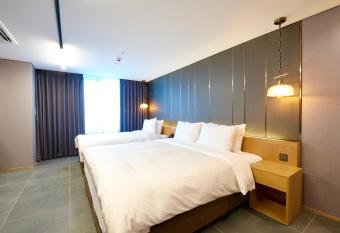 Hotel tt Seomyeon allows 18 year olds to book a room