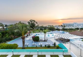 Adelais Bay Hotel has Balcony rooms