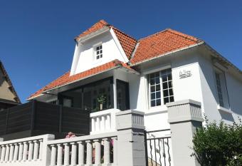 La Vague has Smoking rooms