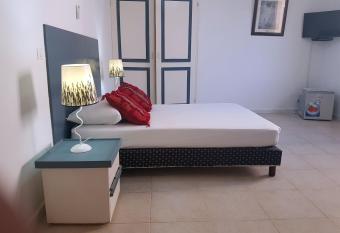 Chez Fatima et Herv   allows 18 year olds to book a room