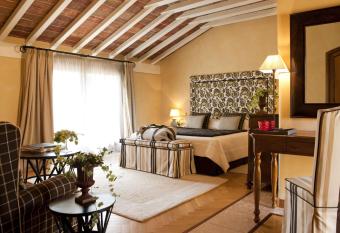 L Albereta Relais & Chateaux has rooms with a private hot tub