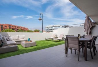 Surfer s Beach Apartment allows 18 year olds to book a room