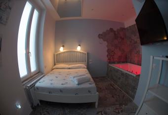 Nereidi Suites has rooms with a private hot tub