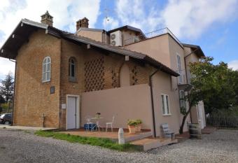 700enolocanda allows 18 year olds to book a room