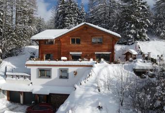 Chalet Aigle has Balcony rooms