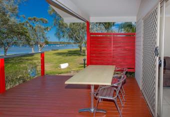 Lakeside Forster Holiday Park and Village has rooms with a private hot tub