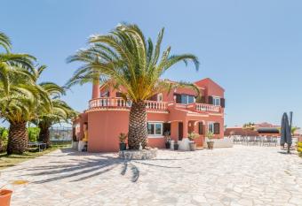 Villa Paradis Pera has rooms with a private hot tub