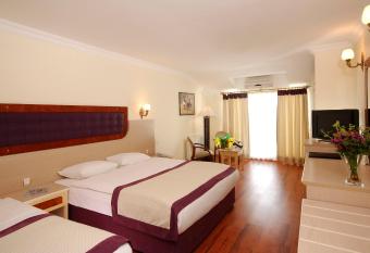 Dinler Hotels Urgup has rooms with a private hot tub