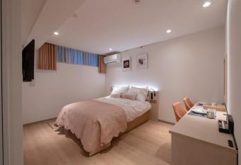 Studio Inn Nishi Shinjuku has rooms with a private hot tub