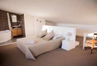 La Saudade has rooms with a private hot tub