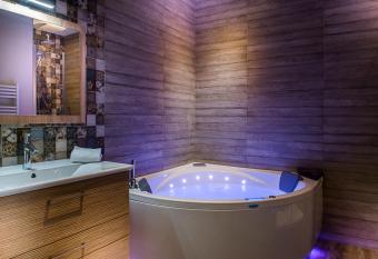 Hostellerie la Ferme du Poulet et son restaurant has Balcony rooms