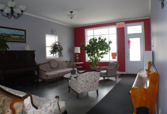 Auberge Jeunesse a Loulou's Backpacker Hostel has Balcony rooms