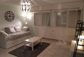 6 Rue de Vieilleville allows 18 year olds to book a room