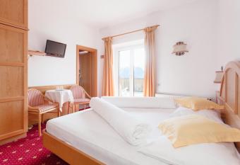 Hotel Lichtenstern has rooms with a private hot tub