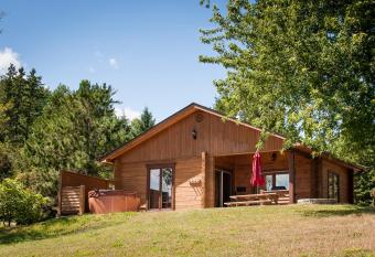 La Bannik has rooms with a private hot tub