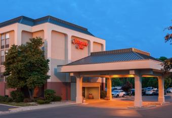 Hampton Inn Des Moines-Airport allows 18 year olds to book a room