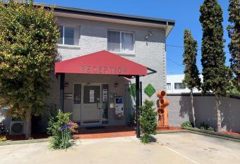 Crest Motor Inn has Balcony rooms