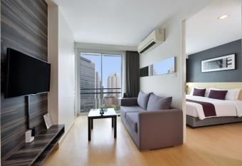 Arize Hotel Sukhumvit has rooms with a private hot tub