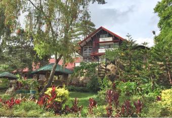 Log Cabin Hotel - Safari Lodge Baguio has Balcony rooms