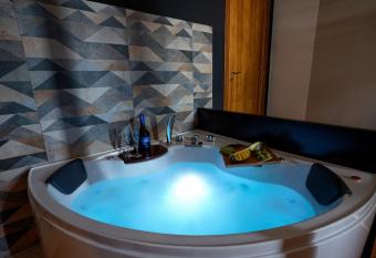 Cascina San Michele has rooms with a private hot tub