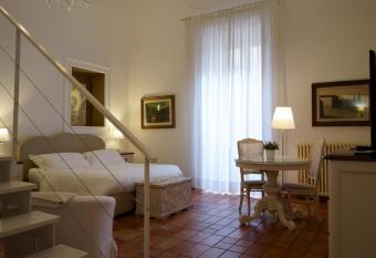 Dimora San Giuseppe has rooms with a private hot tub