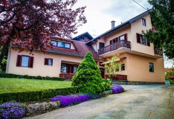 Apartments and Rooms   tefanac has Balcony rooms