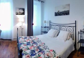 Le M  doc de Maxou has rooms with a private hot tub