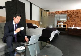 Hotel Boutique MO17 has rooms with a private hot tub