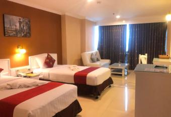 Bay Hotel Srinakarin has rooms with a private hot tub