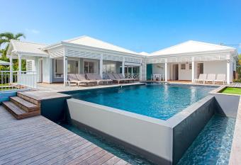 H  tel La Christophine allows 18 year olds to book a room