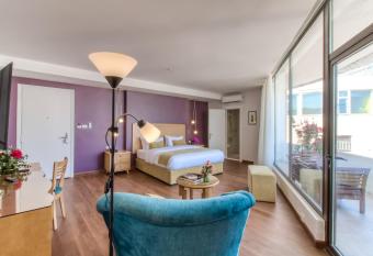 Liwan Hotel allows 18 year olds to book a room