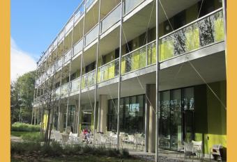 UBA Hostel has Balcony rooms