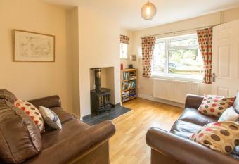 18 Pilgrim   s Way has Balcony rooms