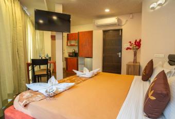 Seasons Suites has rooms with a private hot tub