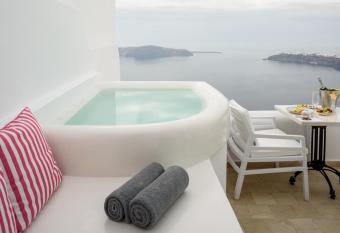 Above Blue Suites has rooms with a private hot tub