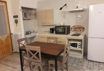 Enclos savoyard Appartement meubl   1chambre 1 canap   lits 3personnes has Balcony rooms