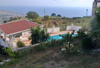 Villa vista mare con piscina has Smoking rooms