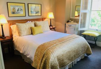 De La Vina Inn allows 18 year olds to book a room