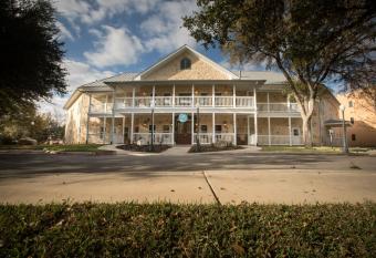 Gruene River Hotel & Retreat has rooms with a private hot tub