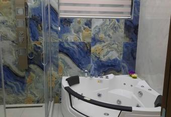 ForS Apartments has rooms with a private hot tub