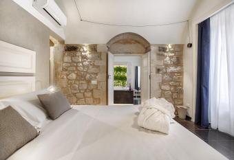 Iblaresort Boutique Hotel has rooms with a private hot tub