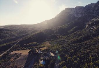 Le Relais de Saint de Ser has Balcony rooms