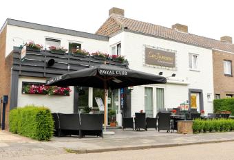 Hotel Restaurant Les Jumeaux allows 18 year olds to book a room