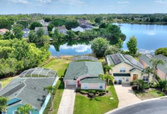 Lake View Pool By Disney 11 Pax 8 Mi To Parks allows 18 year olds to book a room