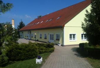 Hotel-Pension Am M  hlberg allows 18 year olds to book a room