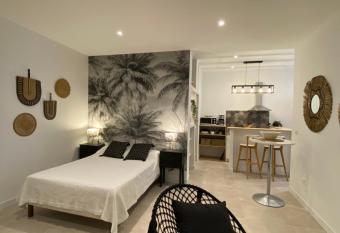 Anne de la Maison Blanche has Balcony rooms