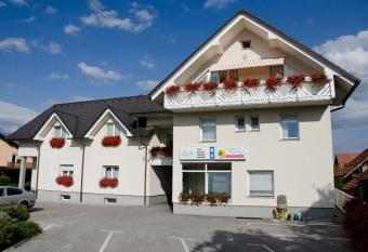 De  man Bed & Breakfast allows 18 year olds to book a room