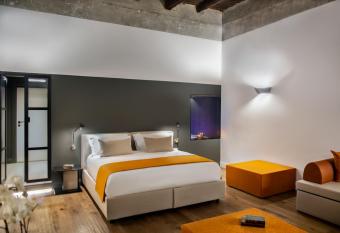 Artemisia Domus - Centro Storico has rooms with a private hot tub